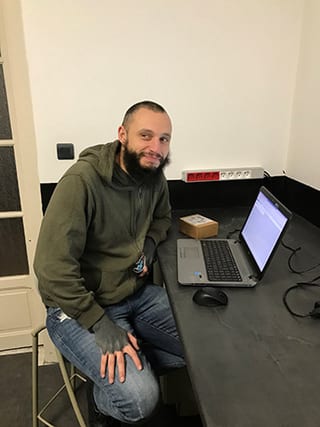 Un technicien de Raon Informatique à son poste, devant un ordinateur portable