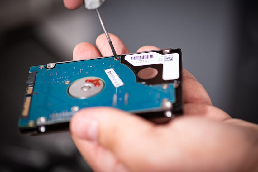 Démontage d’un disque dur d’ordinateur portable au tournevis